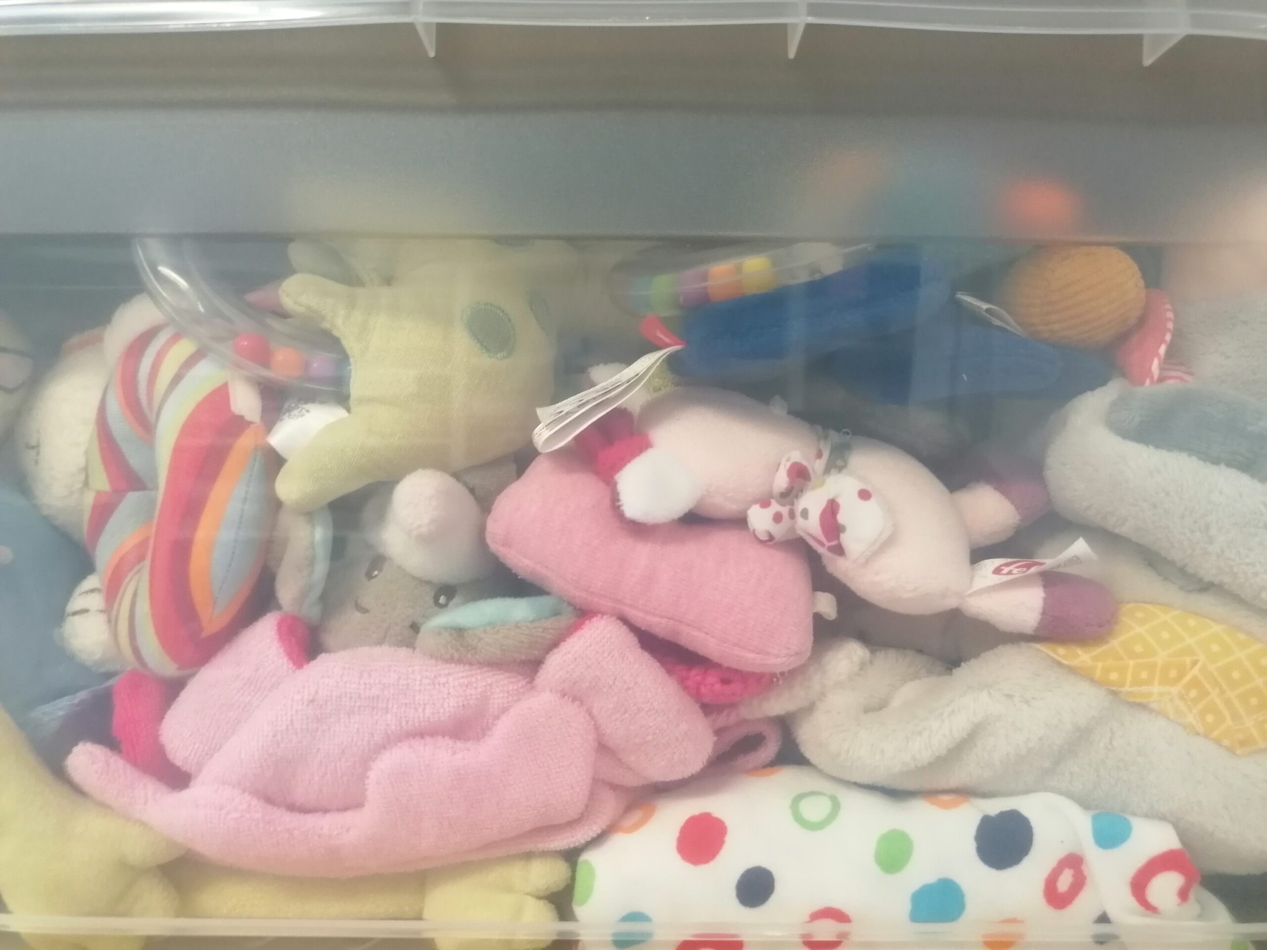 Baby Kleidung und Spielzeug zu verschenken